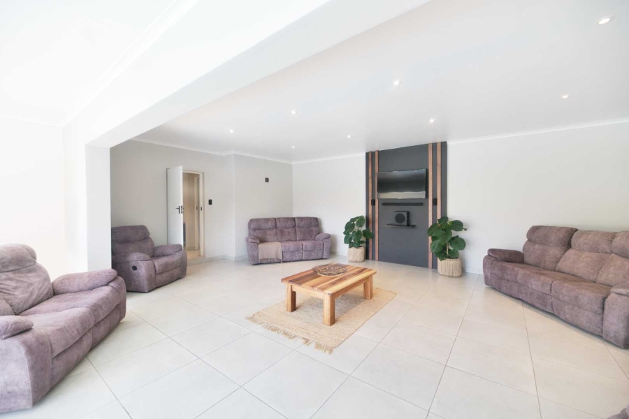 9 Bedroom Property for Sale in Westcliff Western Cape